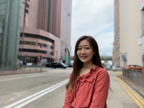 卖点一:广角人像 评:iphone xr 以广角镜拍摄人像相片,因此极容易连人