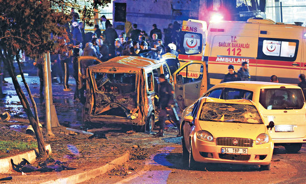 針對球場外警察 伊斯坦堡連環爆200死傷