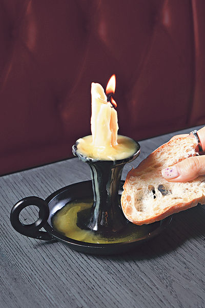 西班牙餐廳玩驚喜 牛油蠟燭塗麵包