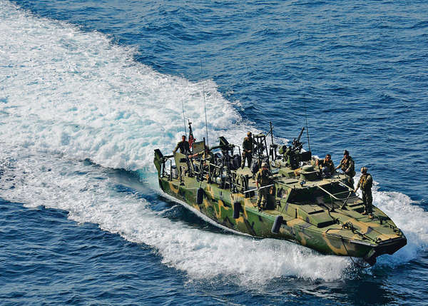 美艇誤闖伊朗海域 10兵扣查後獲釋