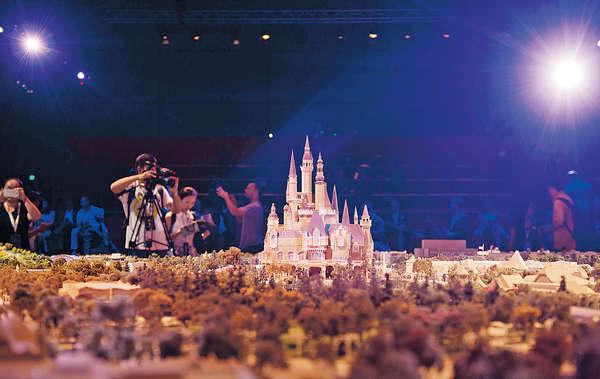 全球首創 滬迪士尼「米奇大街」迎賓