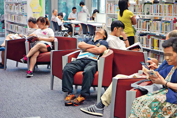 圖書館淪避暑勝地 大人午睡孩童嬉戲