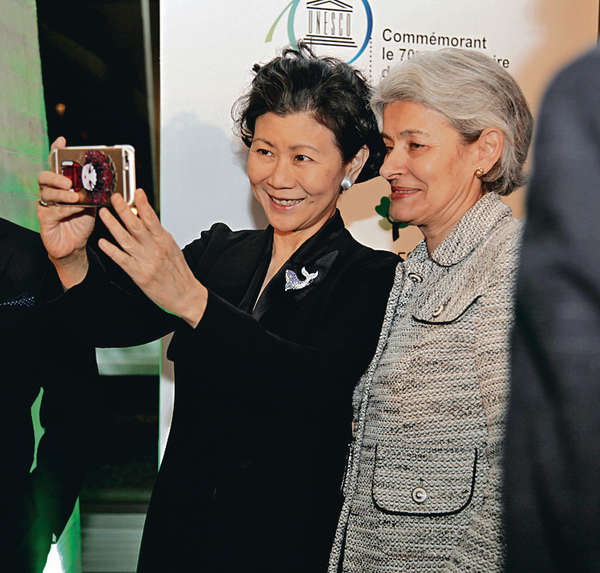 睇完投影秀 周凱旋玩自拍