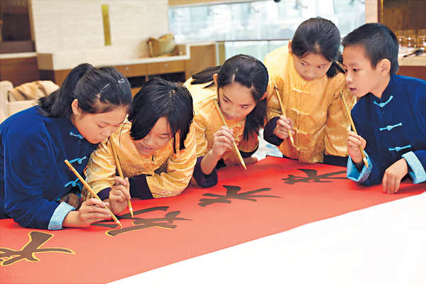 初學寫大字 孩子們脾氣變好了