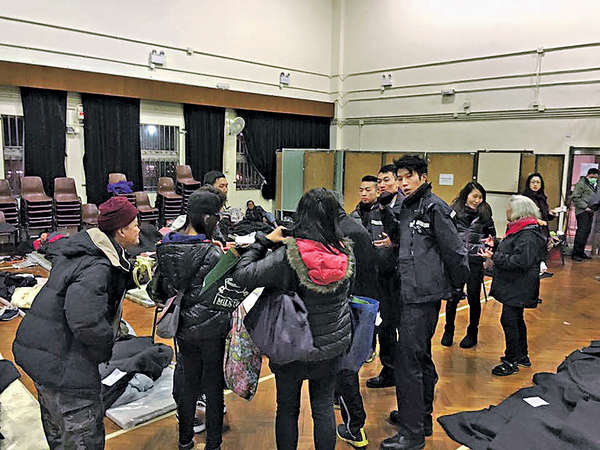 市民避寒中心派物資 職員報警阻攔