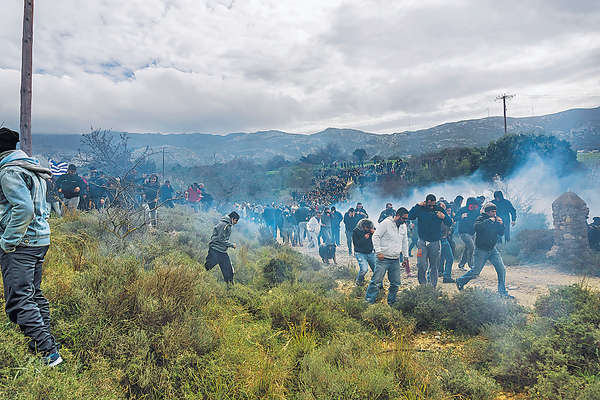 希臘島建難民中心 警施催淚彈驅示威