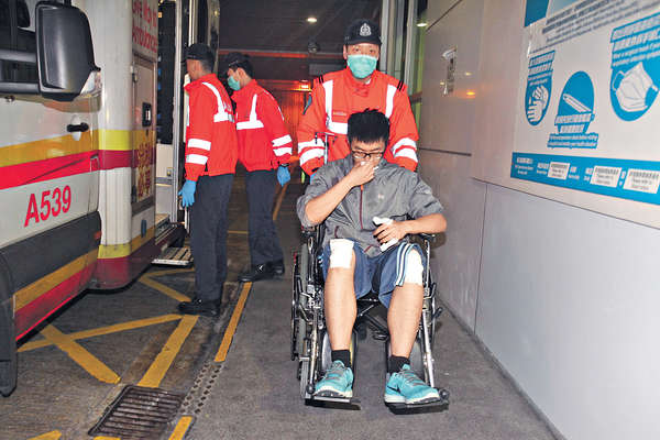 半夜踩單車自炒 兩大學生輕傷