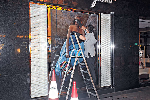 中環兩名店遭噴油 模特兒「黑面」