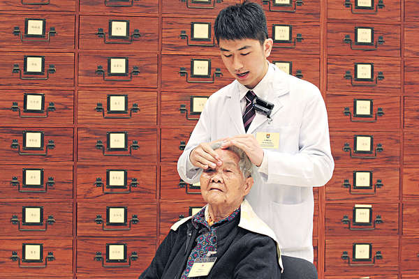 港大12式簡易按摩 長者健康度提升15％