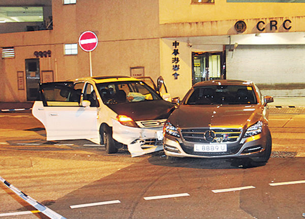 撞車發惡 7人車司機砸Benz
