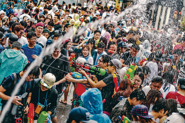 首爾街頭打水戰