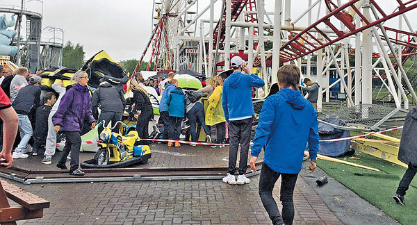 過山車脫軌 10傷