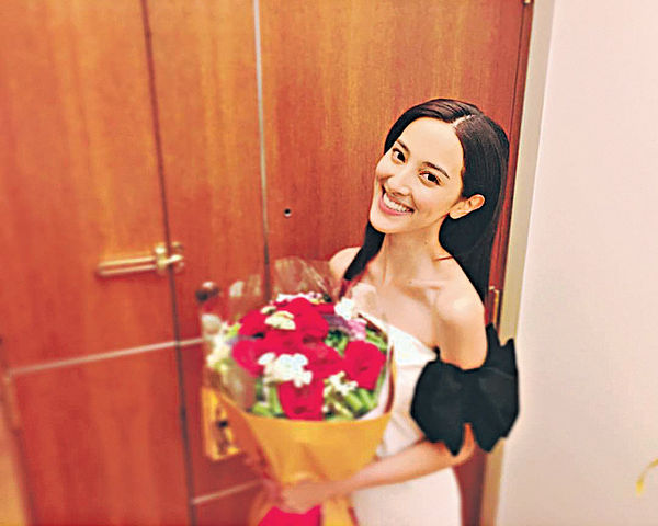 陳凱琳24歲生日神秘收花