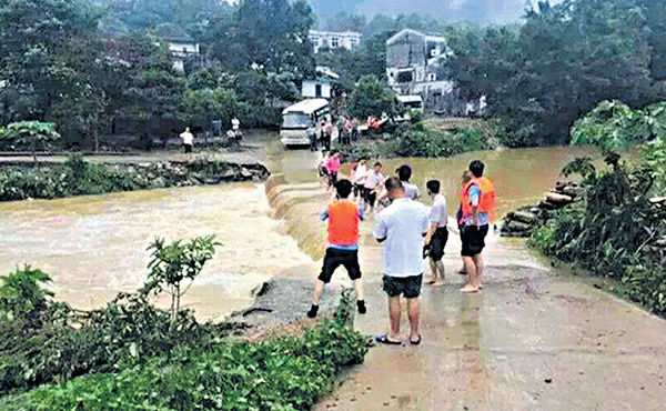 暴雨照玩激流 江門山洪奪命18死傷