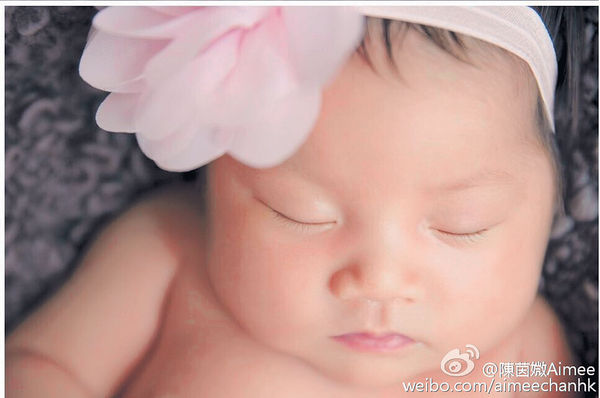 陳茵媺曬囡囡滿月照