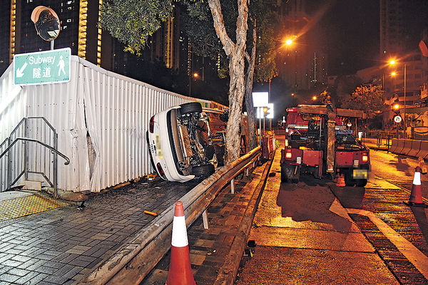 天雨路滑自炒 私家車剷上行人路
