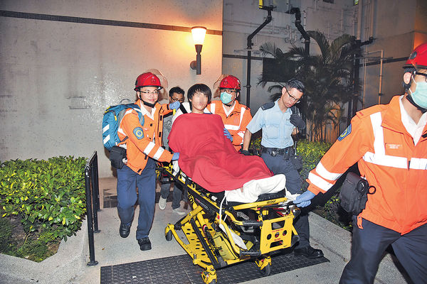 fb發相嗌自殺 青年刀架頸與警對峙