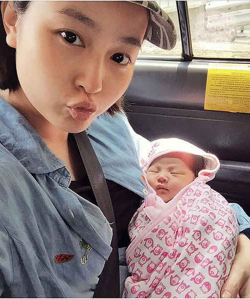 李蘊抱B女返屋企