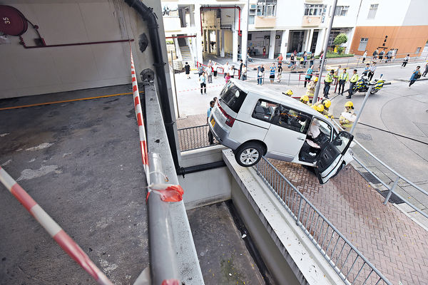 7人車飛墮停車場