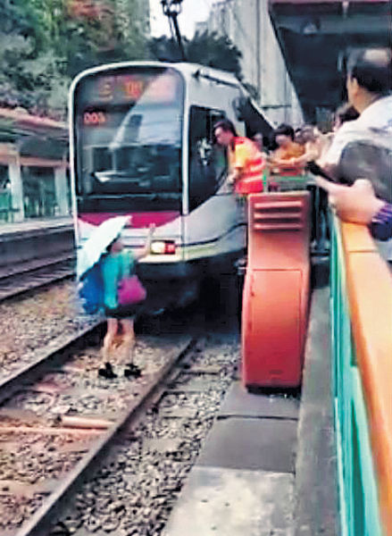 躁婦不滿車門夾腳 攔輕鐵