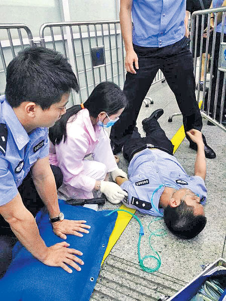 福田口岸逼爆 惡女電棍襲民警