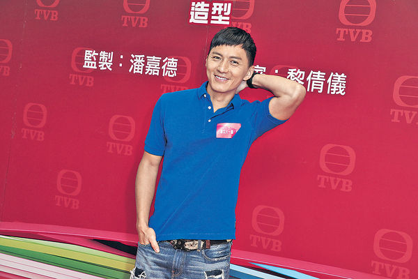 袁偉豪着土豪金底褲 色誘黃智雯