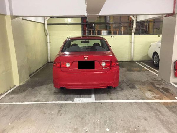 一架車泊兩個位 車主被批自私