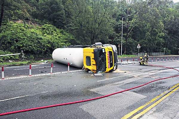 石油氣車翻側 癱瘓大埔道
