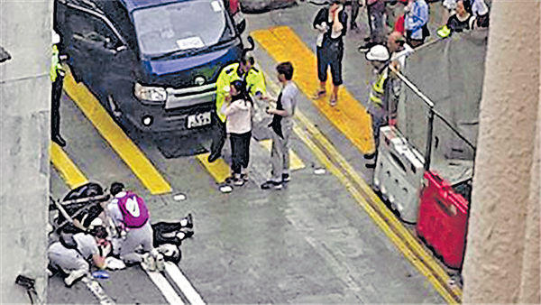 貨Van疑衝燈 撞斃過路婦