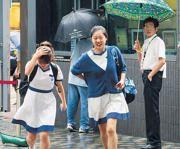 開學迎驟雨 氣溫降至25℃