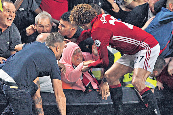 爆炸頭 勇救球迷