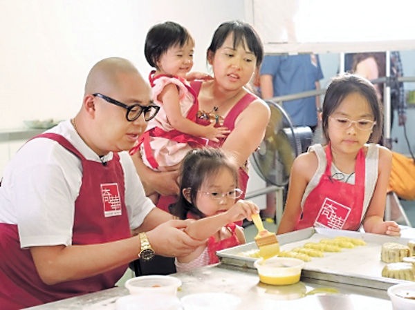 阿Bob全家總動員 整月餅做善事