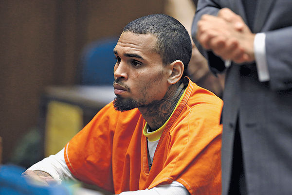 Chris Brown涉用槍指嚇女模被捕