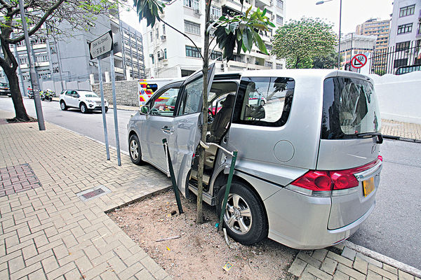 七人車無人駕駛溜後兩傷