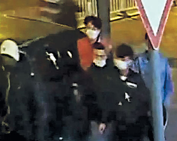 京15高中生連環搶劫 持電棒易裝作案