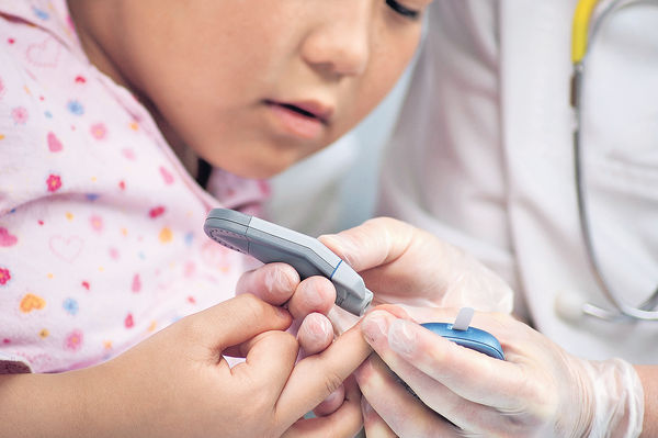 一型糖尿兒童缺資助 難每天測血糖