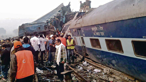 印度火車出軌 至少96死過百傷