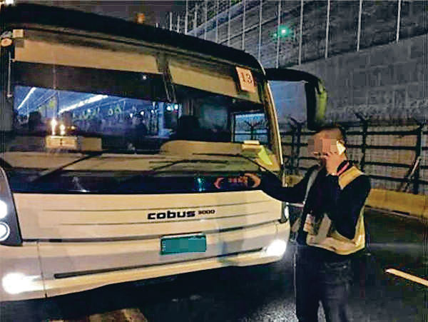 滬機場接駁巴險撞機