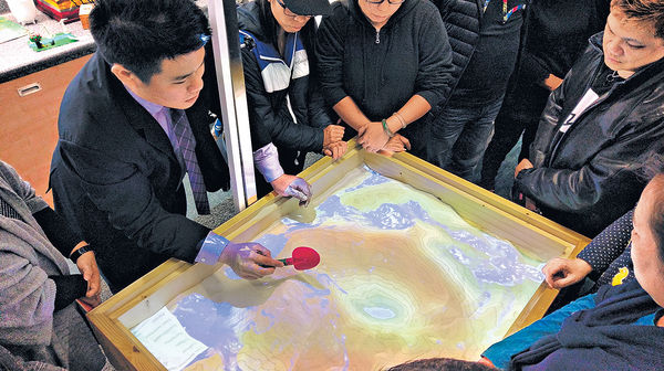 家長體驗VR學地理 大讚有趣