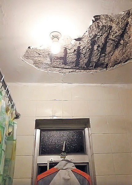 碎片四散 鋼筋外露 富安花園塌天花