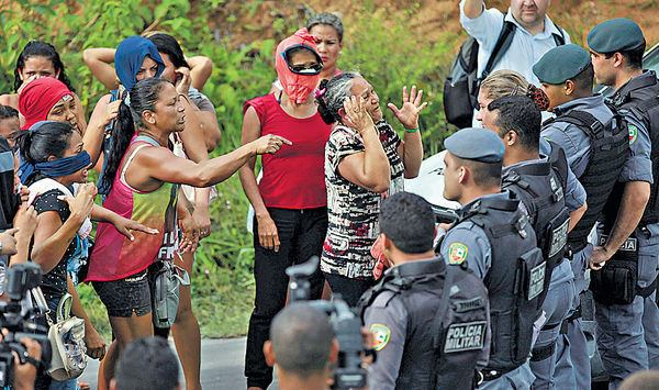 巴西囚犯廝殺 斬首肢解56死