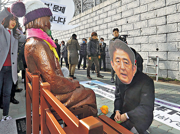 安倍促韓「展誠意」撤少女像