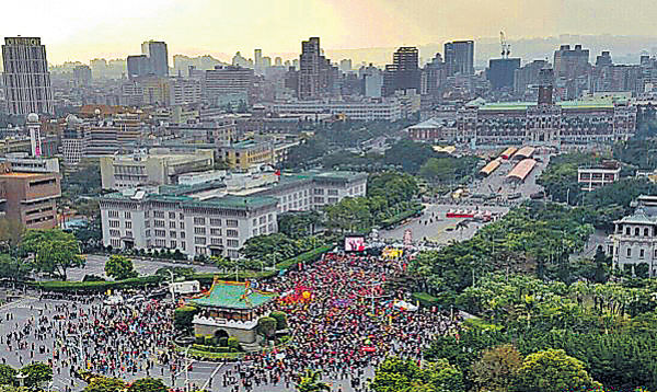 退休金改革致「沒飯吃」 台北萬人抗議