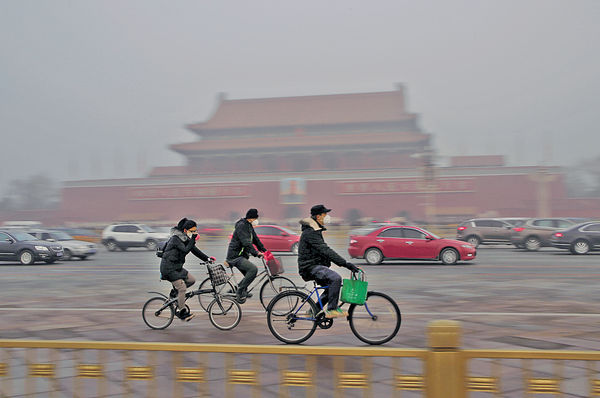新年霾襲華北 春運迎客流高峰