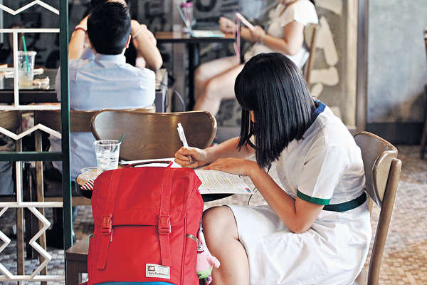 學生哥溫書 星巴克當自修室