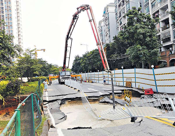 廣州地陷3巨坑 目擊者：差1秒就跌落坑