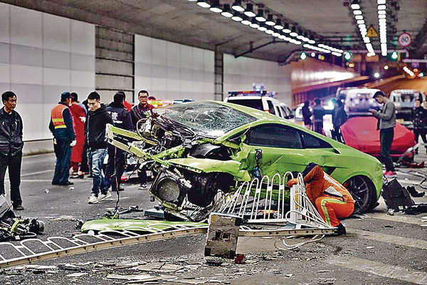 《狂野時速》真實版 法拉利撞散林寶