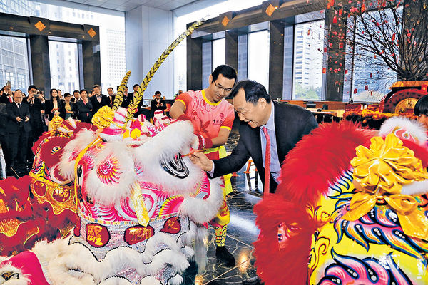 中銀香港醒獅 採青曬百周年旗幟