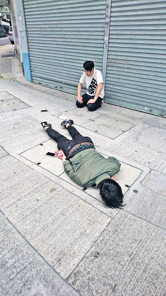 休班警街坊合力追200米 擒2淋油青年