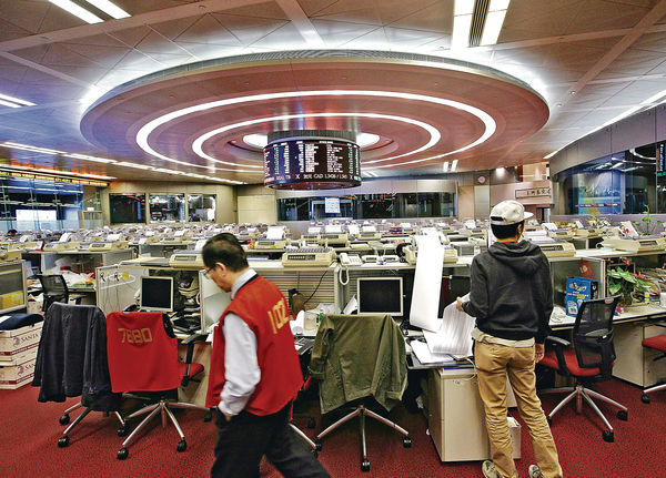 恒指上望24000關 北水南下 追捧內銀內險